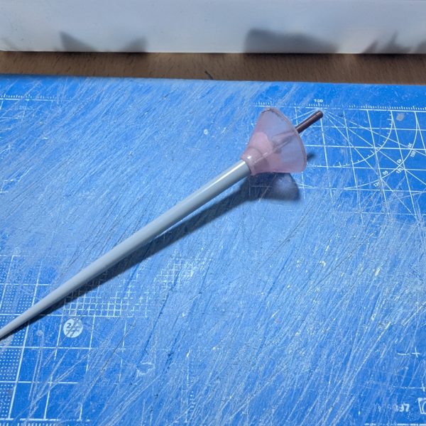 ガルバルディが余ってたのでせっかくなのでゲーマルクの随伴機作ります。ランスは100均の漏斗と箸から作りました（3枚目）