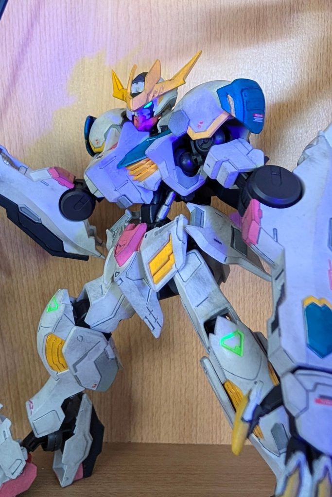 ツインアイと膝アーマーの模様は蛍光グリーンにしました！