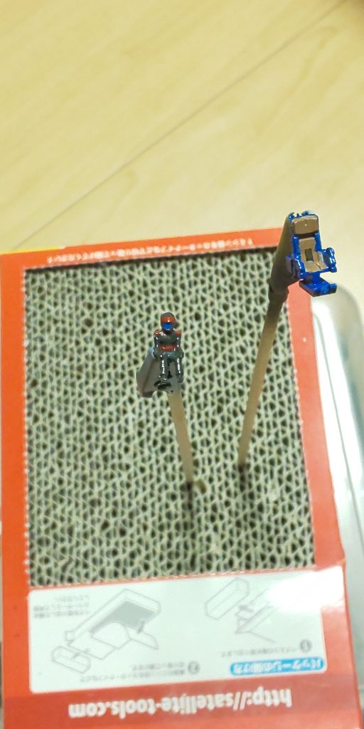 パイロット＆リニアシートも塗り分けました。ニューディサイズはティターンズ寄りのスーツと思って塗りましたが、ヘルメット上部が赤いのは、マウアーくらいでした(^_^;)ブレイブ·コッドのイラストでは黒いので、ちょっと失敗したなと…