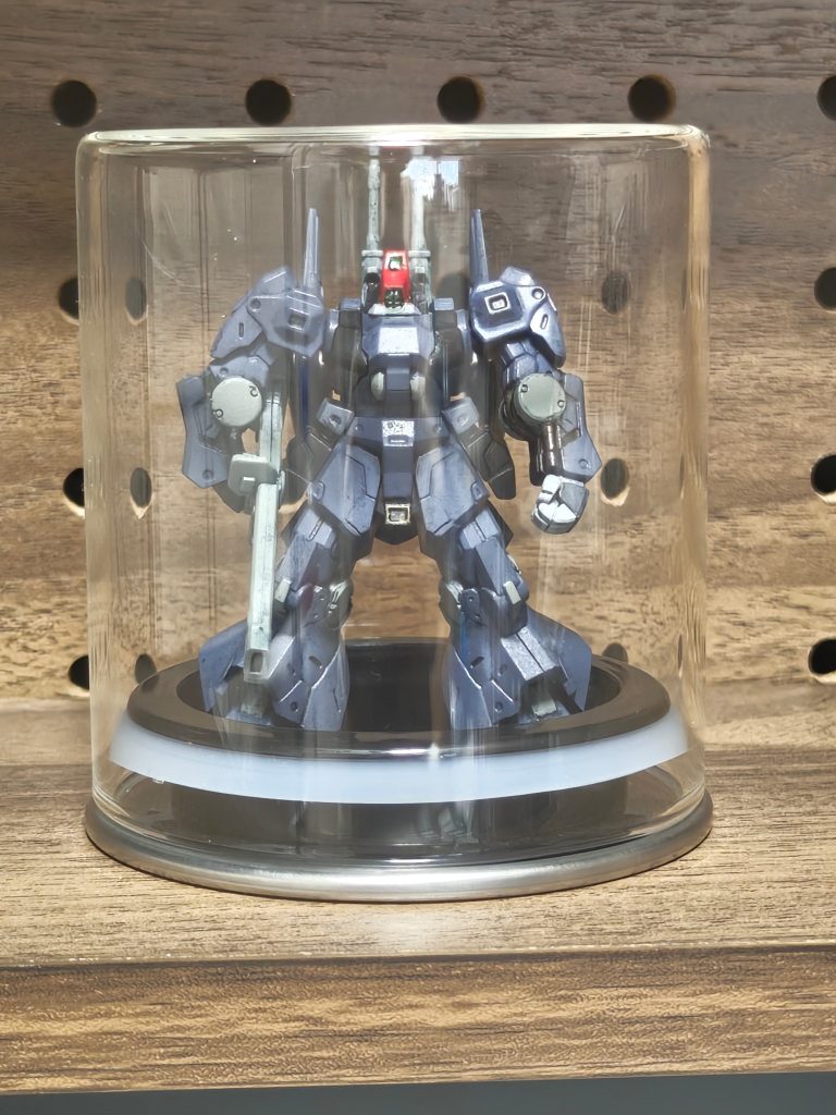 100均のガラス瓶がシンデレラフィットしたのでこれで飾ります。次はクワトロ機。