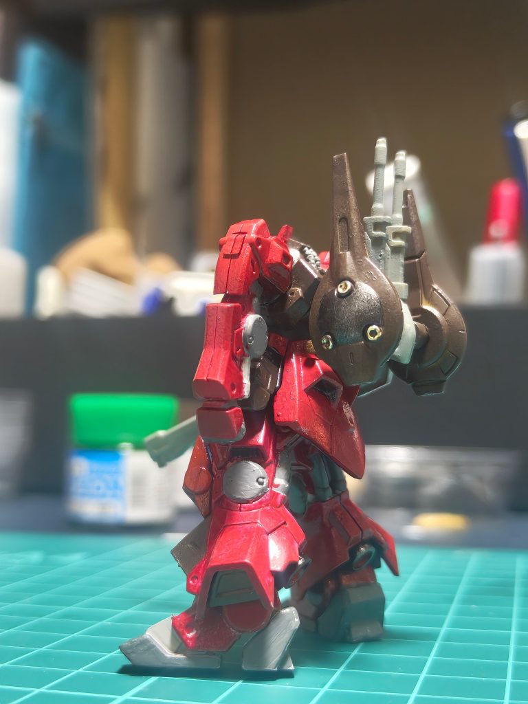 前回のアポリー機は初めての塗装でビビりまくり、細かいところに手を出しませんでしたが、今回は小さい丸を金色にしてみたりバーニアの中を赤く塗ったりして、ほんのちょっと筆塗りをやりました。