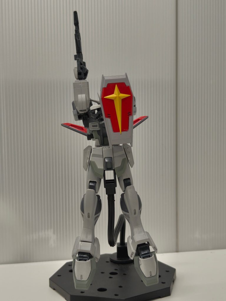 エクスカリバーは、ちょうど再販されたHG ソードインパルスから拝借。MS本体は、ホビージャパンの「スプレー缶だけでできるデアクティブモードのストライク」記事をみながらプシューとやりました。インパルスの合体していくシーン、盾とシルエットは色付きなのが、コントラストついてかっこいいなぁって気持ちを全面に押し出しています。
