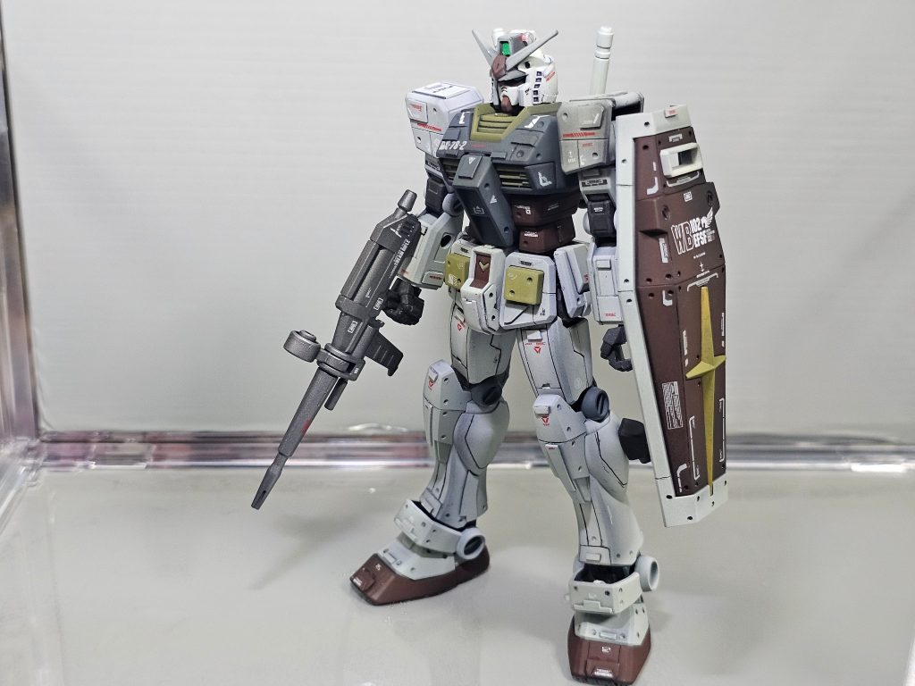スピンブレードで細かい穴を開けまくり少し暗めの色で全塗装。倉庫系ゲーセンのガンプラコーナーでデカールを発見したので購入し、マークセッターを使ってデカール貼りに挑戦しました。(今までが雑すぎたw)細かくディテールアップしすぎたせいでデカールを貼る場所に苦労しました笑白の塗料が途中で足りなくなってしまい調色し直したのですがアンテナ部分だけおかしくなってしまいましたwので、つなぎ目部分にチップと丸いパーツを付けてそれっぽく手直し。&nbsp;