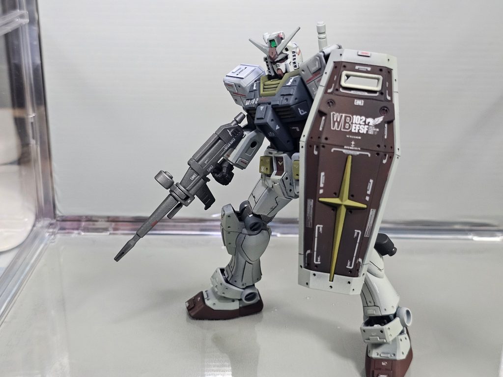 製作途中で股関節部分をねじ切ってしまい補修しましたが大きな動きは出来なくなりました(´；ω；｀)
