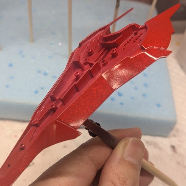 ようやくドロップレット3工程を終わらせ、本体色の赤へ。。&nbsp;かなりの数のサンプルを作ったおかげでほぼイメージ通りなんだけど、飛沫の飛び方がパーツごとにバラバラ💦&nbsp;あと問題はこの技法に何て名前を付けようか、どなたか案ありませんか？(笑)（1枚目）