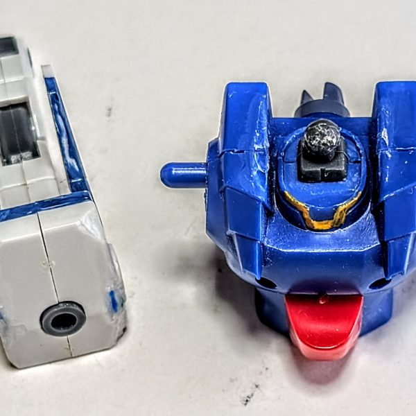 ホビーオフで買ってきたシェンロンガンダムを修繕。前の持ち主は､どんな扱いをしていたのか？体とか右肩が傷だらけ★肩の傷はパテでゴマカす★（2枚目）