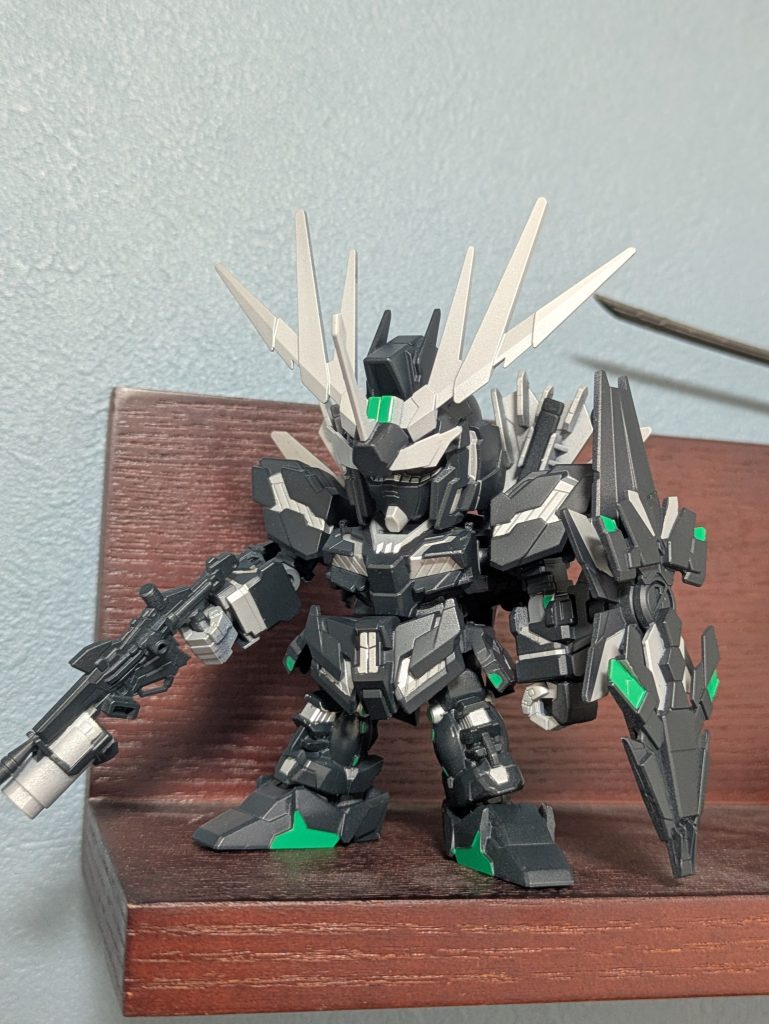そして緑を筆塗りしたんですが‥なんか色が違っててしょんぼりしました(zaku-kao9)このあと色を作り直して塗ったんですが、ただでさえ筆塗りが苦手なのに横着して間違えた緑の上から重ね塗りしたものだから塗膜がめちゃくちゃ厚いです。モールドが埋まる埋まる(gundam-kao5)