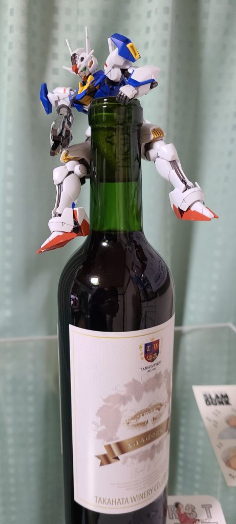 弟にもらったワインによじ登らせて撮影。ガンダム最高！乾杯🥂