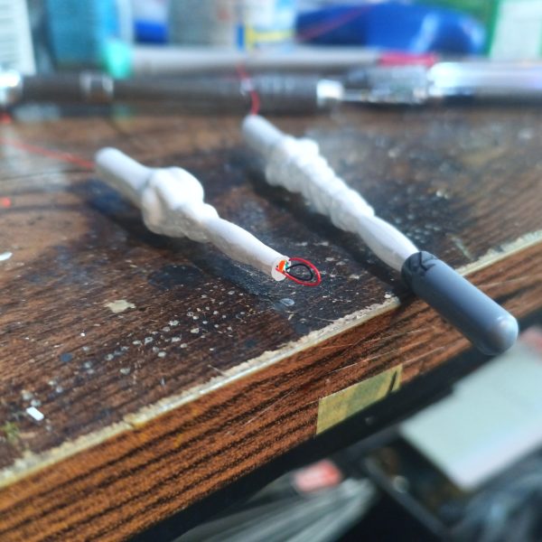 右腕の機関砲はビーム兵装換装設定でイエローを、左腕のロケットランチャーは発射エフェクトにオレンジを入れてます‼️👍（4枚目）