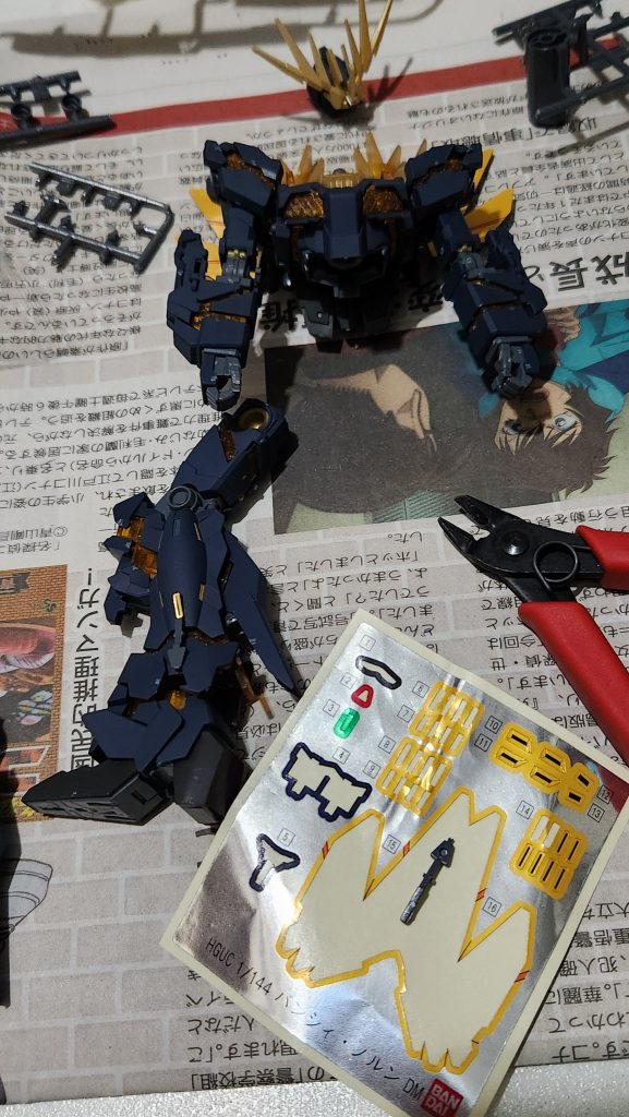 上半身+右脚部。シールは指示通りに使っています。