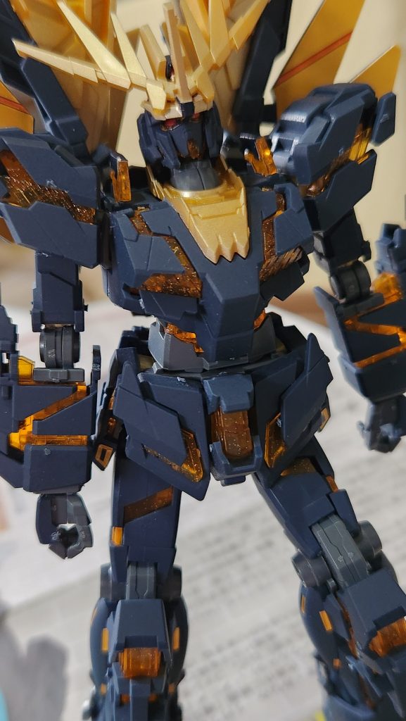 彩色塗装は控えめに。内訳は以下です。頭部ブレードアンテナ、背部アームド・アーマーXC、頸部=成型色+タミヤカラースプレーTS-87チタンゴールド+ミスタースーパークリアー光沢サイコフレームクリアパーツ=成型色+タミヤカラースプレーPS-53ラメフレーク+ミスタースーパークリアー光沢黒色装甲=成型色+ミスタースーパークリアーつや消し関節等灰色部=成型色+ミスタースーパークリアー光沢ノズル=成型色+タミヤカラースプレーTS-100ブライトガンメタル+ミスターカラースプレー90シャインシルバー+ミスタースーパークリアー光沢すべてランナー状態で吹き付けました。カラーリングや質感は公式のメカページの画像を基に少し個人の好みが入っています。&nbsp;