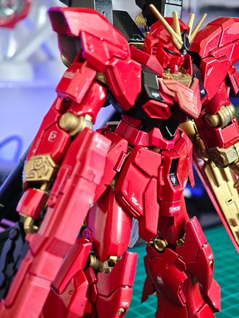とまぁ、今回も中2全開でかきました。ガンプラ熱が再燃した折に、自分専用のガンダム欲しい！！とかいうアホみたいな考えの元技術もないのになんちゃってキャンディ塗装を仕上げようと奮闘しました。写真では全く伝わないかと思いますが割とイイ色なんですよ（自己満）写真からも見てわかる通り塗り残し…塗り斑…言い出したらきりがねぇ酷い出来だと思いますが、見ていただけて光栄です。