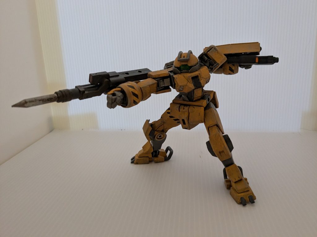 重工業作業用に払い下げられたデミトレーナーでありながら、急遽戦闘用に再転用された機体…というイメージです。原作見ていないので、無理がある設定でしたらすみません。