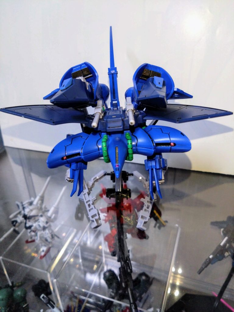 モビルアーマー形態へ。