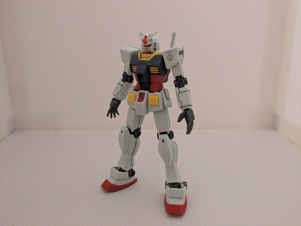 ガンダムはスミ入れと最小限のデカールだけ。ア・バオア・クー後に停戦とならず、連邦軍がグラナダへ侵攻した脳内IFの世界線のガンダムです。ア・バオア・クーで継戦不能となったホワイトベース所属のエースであるアムロ・レイではない、連邦軍正規兵のエースパイロットが駆るガンダムの予備機。マグネットコーティングが施されていないガンダム予備機のために、2つの大型ブースターで宇宙空間を自在に移動する機動性が特徴の追加装備「ストライダー(Strider - 闊歩するもの)」が投入された……という設定(妄想)です。