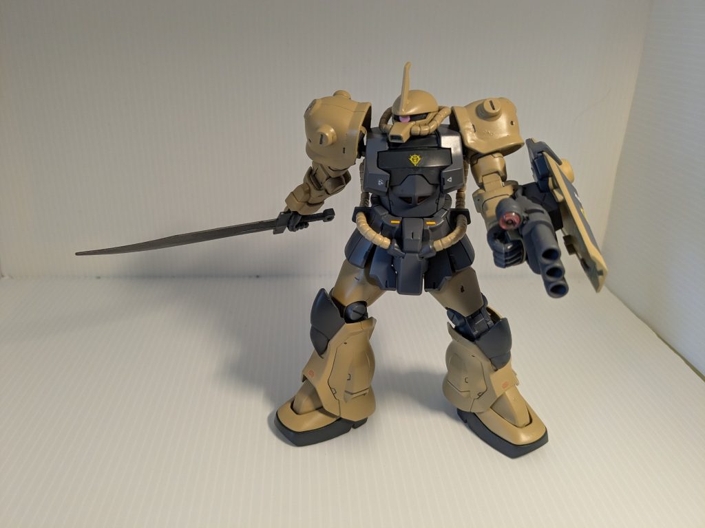 肩アーマーの形状変更、欠品していたモノアイシールをザクから移植、武装をオミットしてカラーリング変更した点以外は、オリジナルのグフ・カスタムと大差ない作品です。