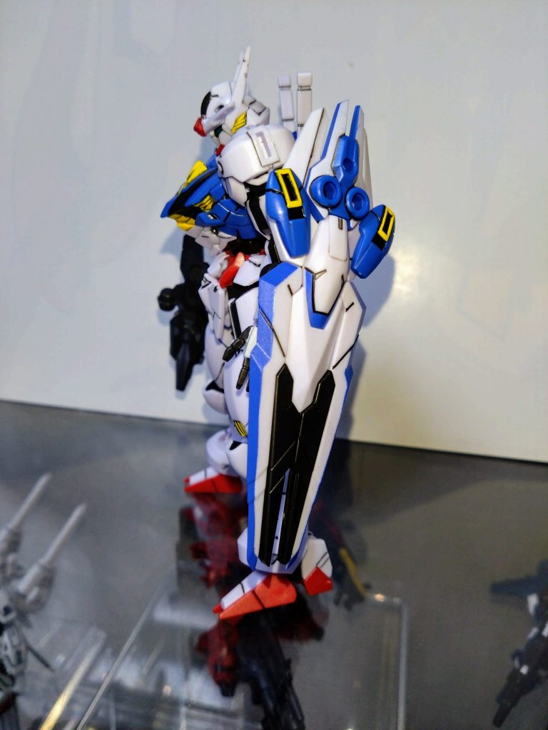 後頭部のカメラアイはGXラフシルバー→GXメタルグリーンを、肩とバックパックのシェルユニットはGXラフシルバー→GXクリアブラックを重ね塗りしました。