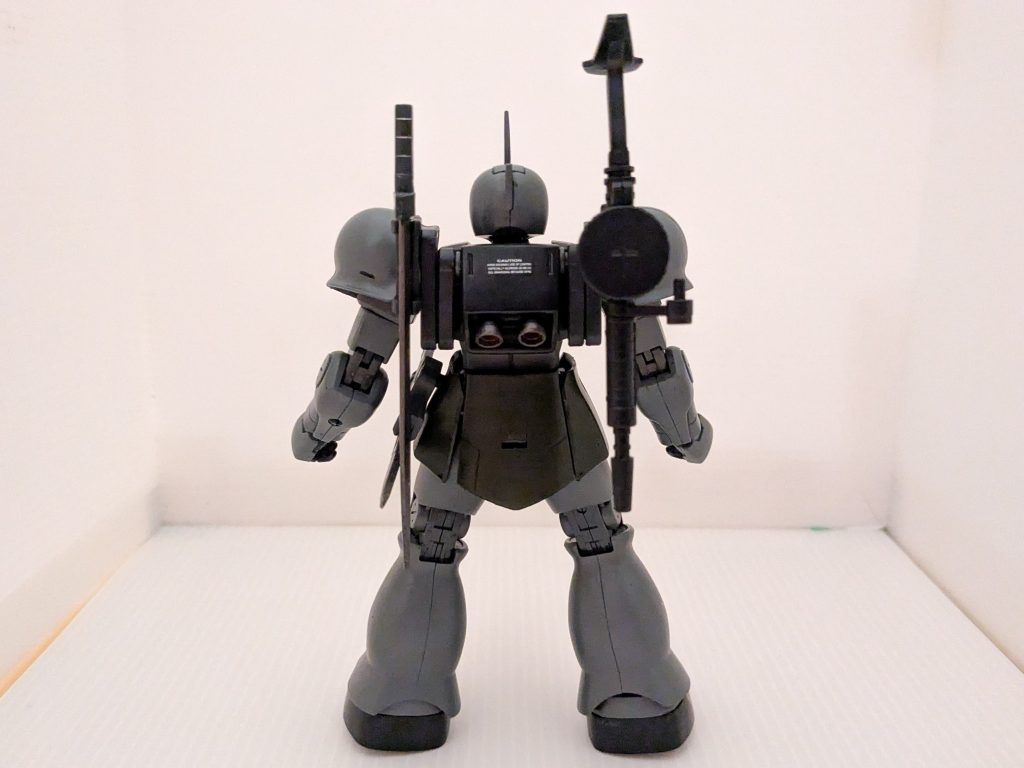 ウェポンラックは境界戦機のパーツを流用しています。ラックに合わせてザクマシンガンなどの接続部は、サイズを1mmのタガネで削って調整しています。