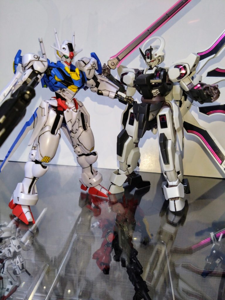 Gフレームと同じくらいのサイズに調整したHGガンダムシュバルゼッテを並べてみました。
