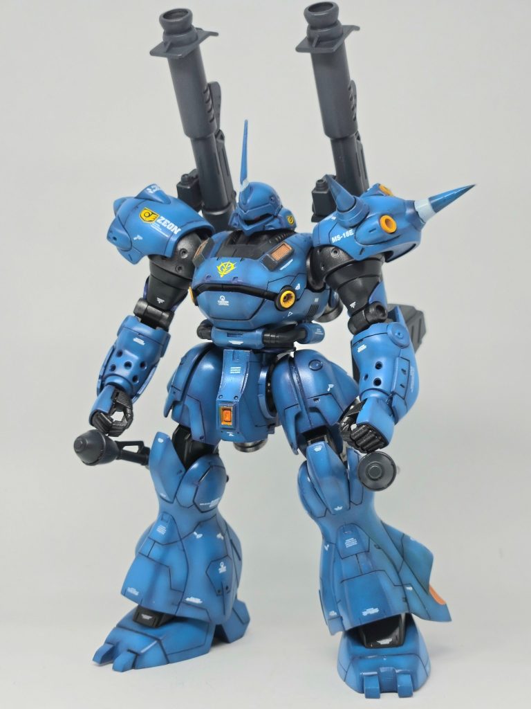ポーズ2。武装モリモリ状態。武器多めの機体なので、ちょこちょこやっては、本体×2って感じ💦武装あった方がケンプファー感あってイイっすね✨