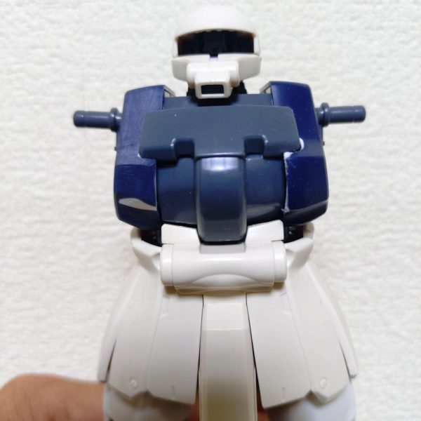 キットのもっさりしたエッジの感じが嫌で胸アーマーの形状変更です。瞬着パテで裏打ち後にヤスリました。もうちょい先端が突出した形状にした方が良いかな？&nbsp;（4枚目）