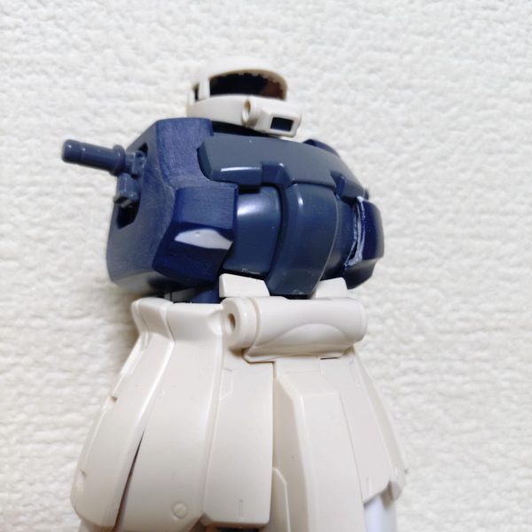 キットのもっさりしたエッジの感じが嫌で胸アーマーの形状変更です。瞬着パテで裏打ち後にヤスリました。もうちょい先端が突出した形状にした方が良いかな？&nbsp;（2枚目）