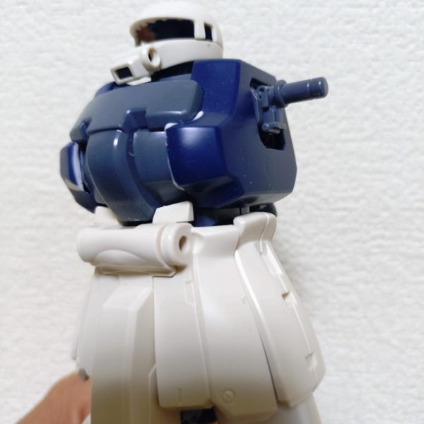 キットのもっさりしたエッジの感じが嫌で胸アーマーの形状変更です。瞬着パテで裏打ち後にヤスリました。もうちょい先端が突出した形状にした方が良いかな？&nbsp;（3枚目）