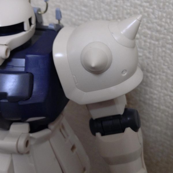 キットのままだと口のダクトがおちょぼ口なので、口の内側を削って大きくする工作。それと、スパイクアーマー付け根を彫ってスミ入れしやすくする工作も。MGザクF2の定番工作ですねぇ～中央のスパイク基部のスジ彫りはちょい曲がってしまったけど、これでも良いかな？（笑）（3枚目）