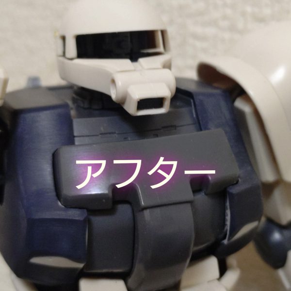 キットのままだと口のダクトがおちょぼ口なので、口の内側を削って大きくする工作。それと、スパイクアーマー付け根を彫ってスミ入れしやすくする工作も。MGザクF2の定番工作ですねぇ～中央のスパイク基部のスジ彫りはちょい曲がってしまったけど、これでも良いかな？（笑）（2枚目）