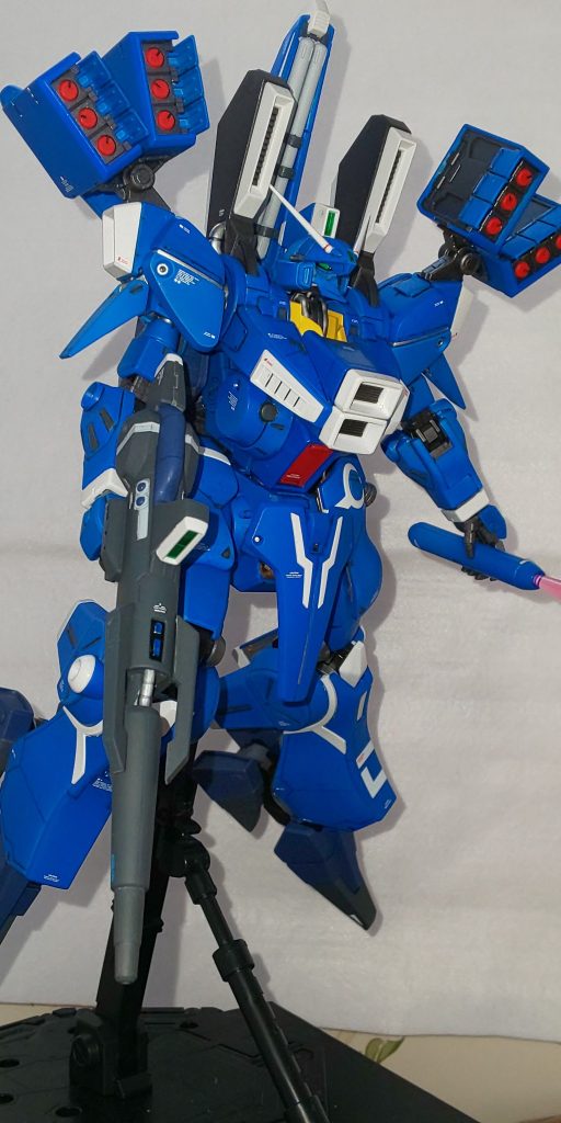 向きを変えて。ビームライフルの独特のデザインが良いですね。クリアパーツとフレームはキャンディ塗装、外装はつや消しで仕上げてます。