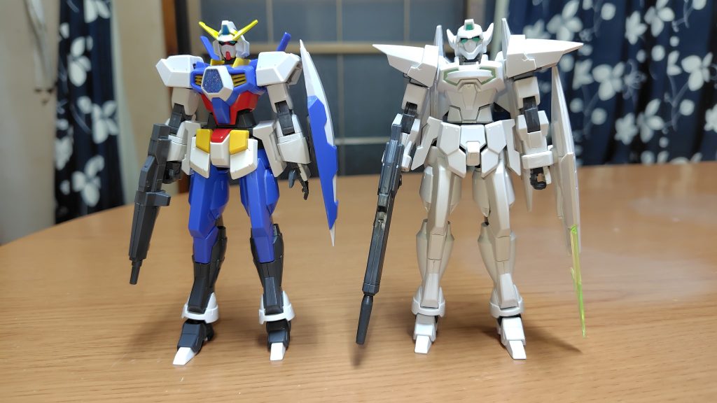 G-バウンサーと並べて。ディティールに様々な違いあるが、バウンサーがアデル・量産型AGE1のスパローを基にした機体である事がよく分かる。