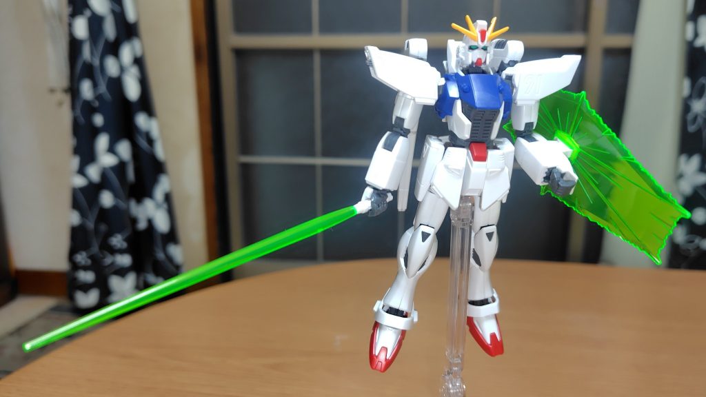 本キットにサーベル無いがビームサーベルも装備してて緑のビーム刃を発振して接近戦も可能。