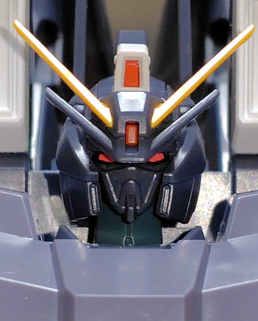 顔面が完全にガンダム味に、しかし赤い眼に黒基調のカラーから鬼の様な形相してアンテナ6本に増量と妙な迫力がある。