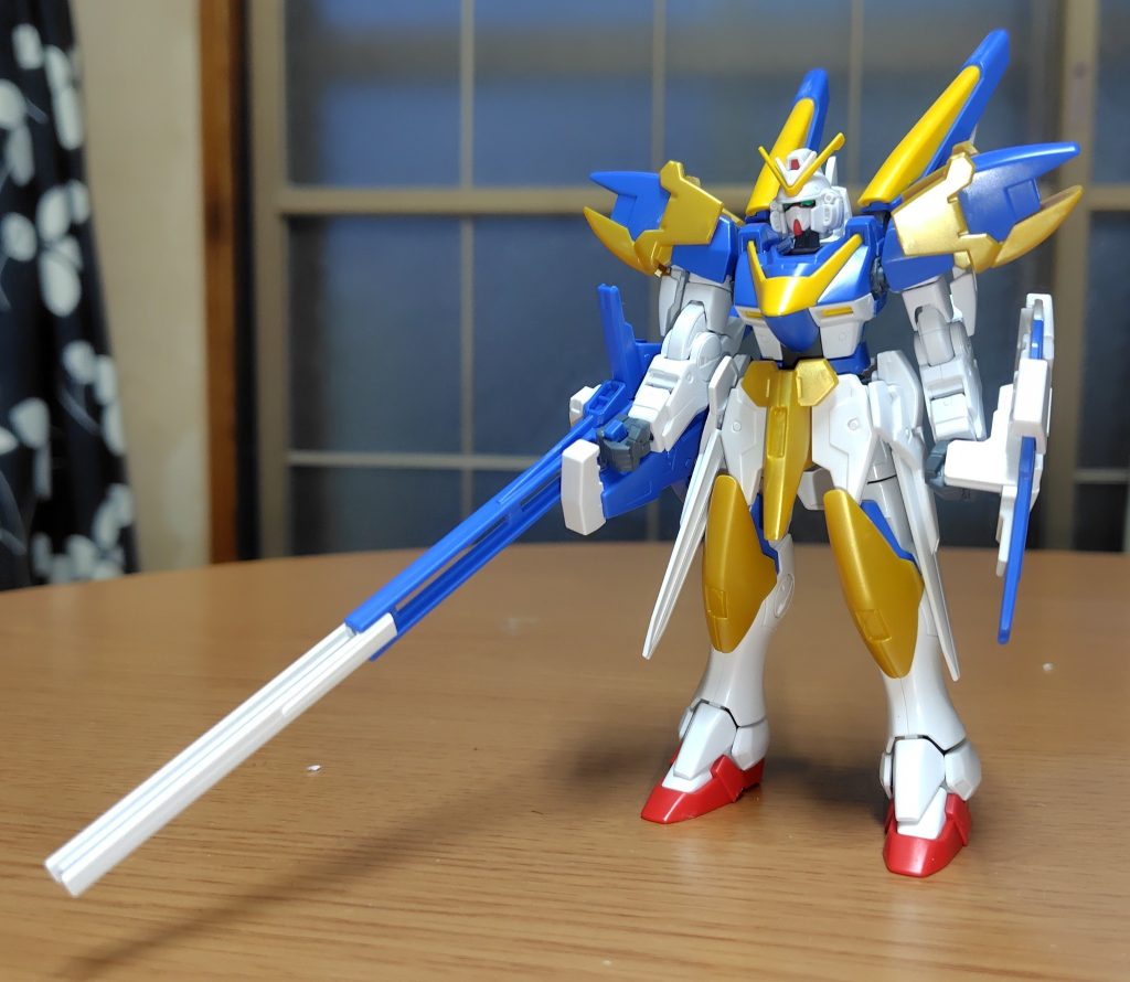 V2アサルトガンダム形態フロント。両肩腹部両膝にIフィールド発生器が装着されて強力なビームバリア防御可能。武装は右手にメガ・ビーム・ライフルに左手メガ・ビーム・シールドと高出力の銃と盾である。