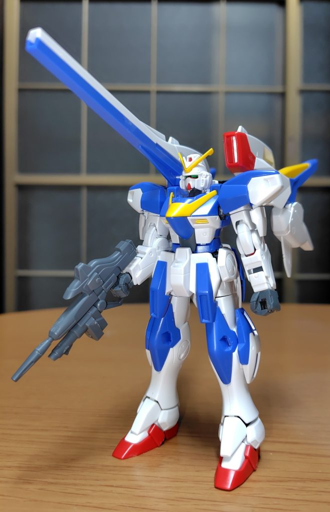 V2バスターガンダム形態フロント。背面から右肩に伸びたメガ・ビーム・キャノンに左肩スプレー・ビーム・ポッドと高出力兵装を肩撃ちにして自機は従来のビームライフルにサーベル、マイクロミサイルポッドで撹乱や迎撃しつつ格闘戦主体を多く残した装備形態である。