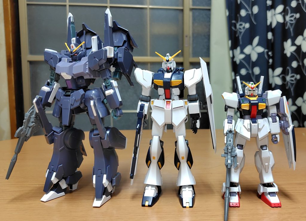 本機から右にスライドしてν、Mk-Ⅱとかなりの大型MSだと判る。