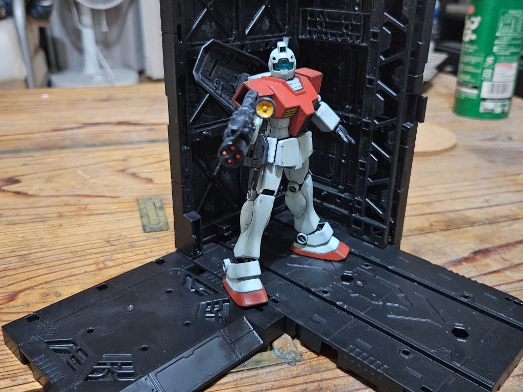 スーパーナパーム付きビームライフル両機共通の改造として右腰にスプレーガンホルダーを付けた
