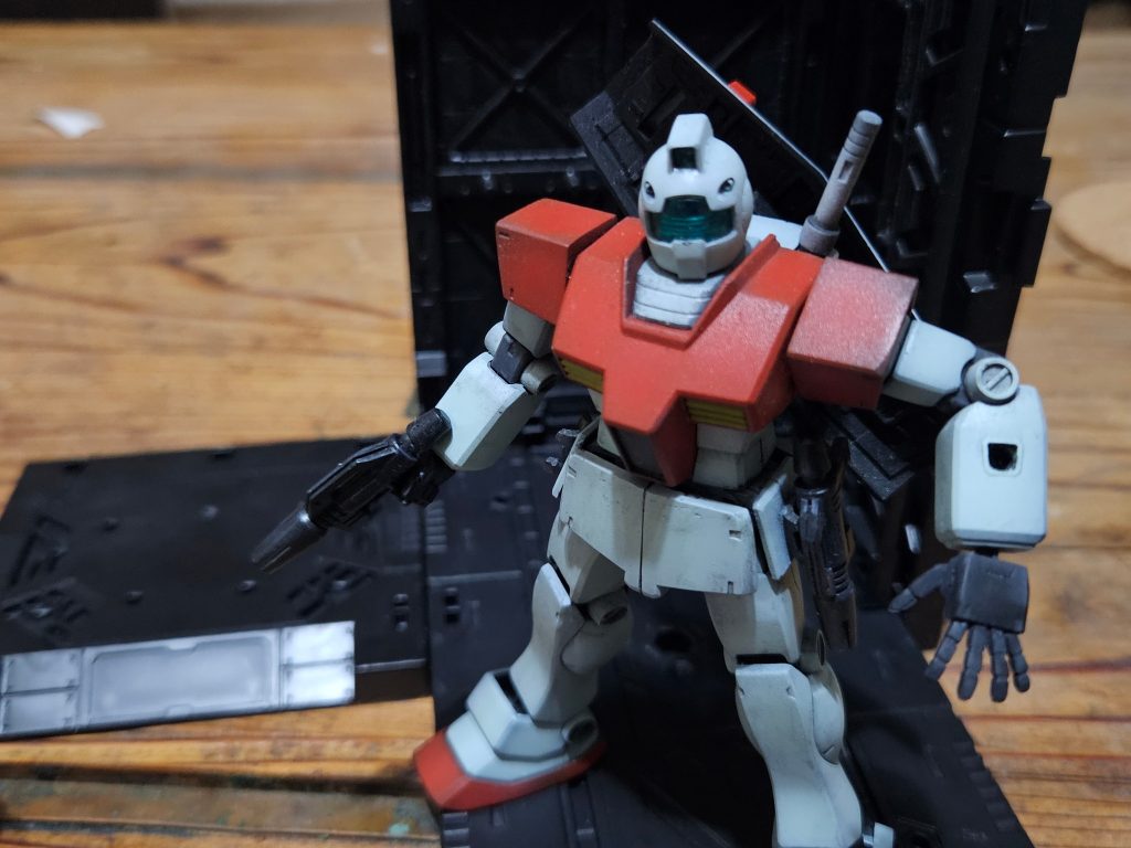 腰のスプレーガンホルダーにマグネットを仕込んでいるのでこれまたマグネットを内蔵したスプレーガンをマウント出来る↑は換装して両側にスプレーガンホルダーを装備したタイプ