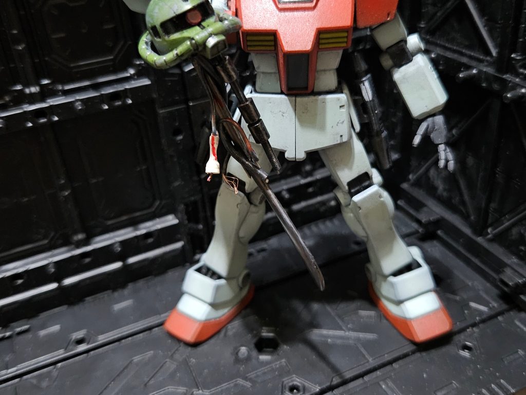 若干赤を入れたり光沢で仕上げて生っぽくしてみたこの後、陸戦型ガンダム脊髄剣とかジオング脊髄剣とか頭にゆかりのある剣が増えたら面白いと思う😅