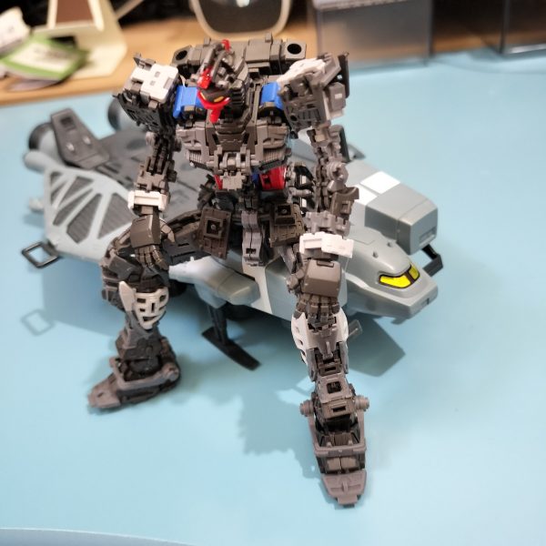 コアファイターとバックパックを作ってフレームが完成残念ながら、ランディングギアがちゃんとハマらず、ひっくり返すとポロっと落ちるので一苦労(gundam-kao9)、コアファイターで飾ることは無いと思うから、まぁ、いいですけどアンダーゲートだと、切り跡が残らないのは分かった、ただ、処理はやっぱり難しい(gundam-kao5)遂に、次は外装（4枚目）