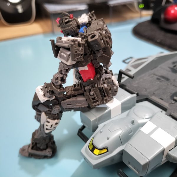 コアファイターとバックパックを作ってフレームが完成残念ながら、ランディングギアがちゃんとハマらず、ひっくり返すとポロっと落ちるので一苦労(gundam-kao9)、コアファイターで飾ることは無いと思うから、まぁ、いいですけどアンダーゲートだと、切り跡が残らないのは分かった、ただ、処理はやっぱり難しい(gundam-kao5)遂に、次は外装（5枚目）