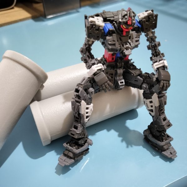 コアファイターとバックパックを作ってフレームが完成残念ながら、ランディングギアがちゃんとハマらず、ひっくり返すとポロっと落ちるので一苦労(gundam-kao9)、コアファイターで飾ることは無いと思うから、まぁ、いいですけどアンダーゲートだと、切り跡が残らないのは分かった、ただ、処理はやっぱり難しい(gundam-kao5)遂に、次は外装（6枚目）