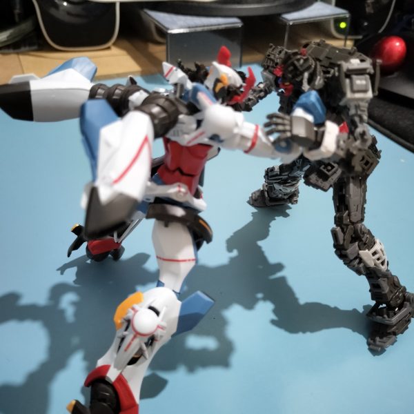 コアファイターとバックパックを作ってフレームが完成残念ながら、ランディングギアがちゃんとハマらず、ひっくり返すとポロっと落ちるので一苦労(gundam-kao9)、コアファイターで飾ることは無いと思うから、まぁ、いいですけどアンダーゲートだと、切り跡が残らないのは分かった、ただ、処理はやっぱり難しい(gundam-kao5)遂に、次は外装（7枚目）