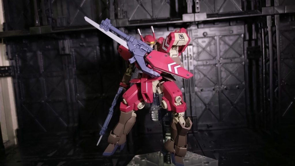 左腕には小型のシールドを装備しています。