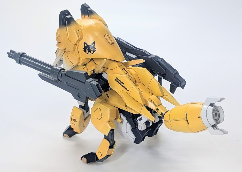 後ろ姿。SDシナンジュの頭部にGガンダムの足やハイゴッグの肩パーツ貼り付けたり云々。それをコアガンダムⅡのシールドに接続して、尻尾はアウンリゼアーマー利用。後ろ足はケルベロスバクゥのモノを切断⇒短縮⇒貼り付け加工です。前足はコアガンダムⅡですね。