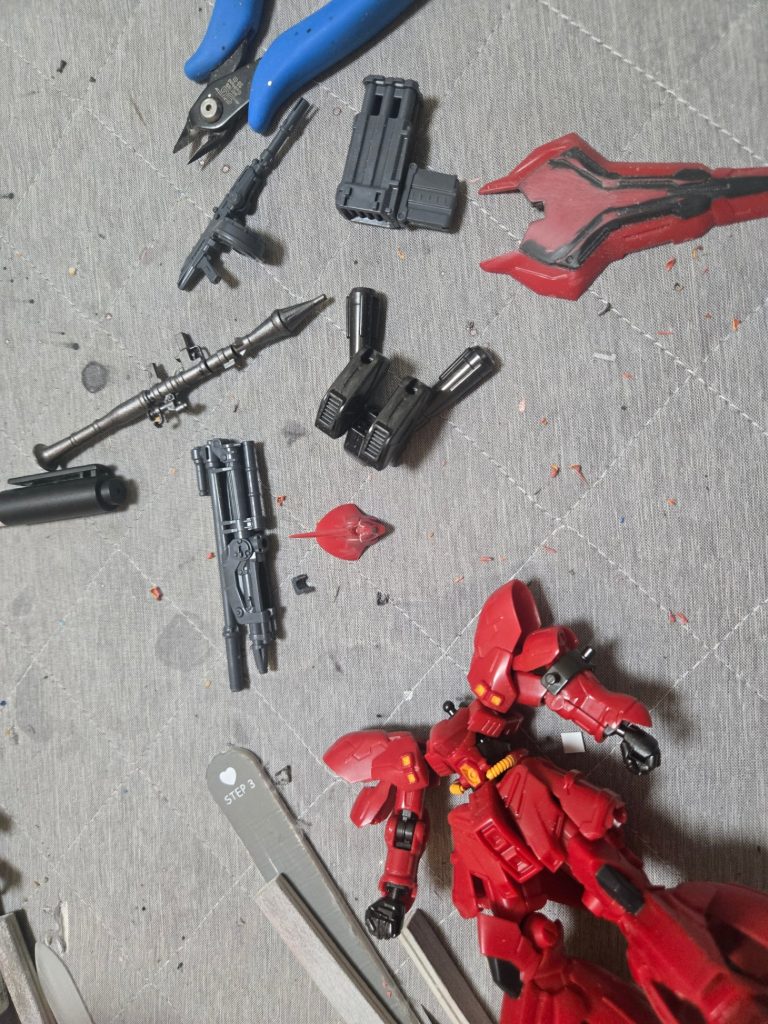 陸戦型の方もあまり制作過程載せれてなかったので💦頭部V字角切り落としたりシールドのジオンレリーフ削って一般機ポイ雰囲気を&nbsp;