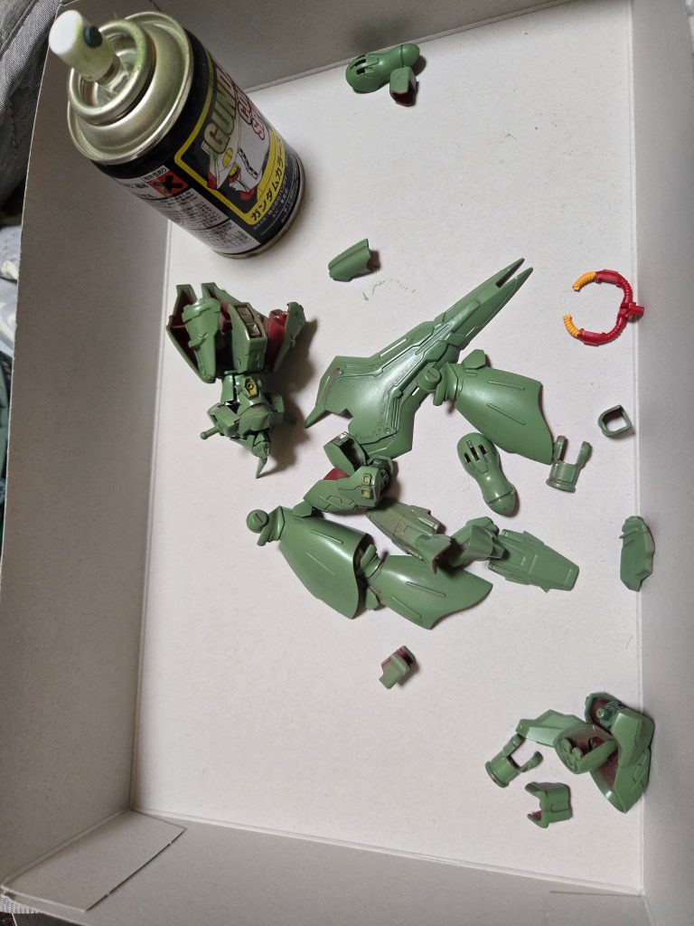 昔買ってたザク緑の缶スプレーがあったのでプシュー