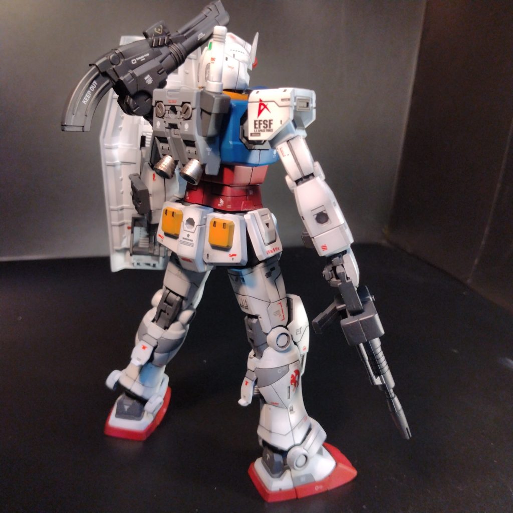 何気にRX78を作る時！何でも無いことの様ですが！ランドセルのカラー！地味に悩んじゃうんですよね！😅それと！どの機体にも言える事なのですがブルーの塗装表現もどうするか？よく上がる私の塗装問題です！😄今回は黒サフからのブルーグラデーションの２色塗りしました！😀ちなみに赤のパーツも同じ工程です！