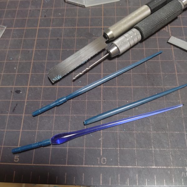 取り敢えずはスジ彫り入れようと思ったパーツは全部入れ終わりました!😄ちなみに3枚目の画像の一体成型だったビームサーベルを1本だけぶった切って!穴あけしてクリアのサーベルつけてみました!😄青いサーベルが1本しか無かったので!1本だけです!しかもサーベル側の軸が他のメーカーの物で四角だったので!慎重に削って合わせました!😄後はスジ彫り入れたパーツを見直して!何かしらやろうかと!パーツ確認しましたが!一箇所やり出すと!また全体的ににやらないといけなくるので!そうなると!また長い旅が始まるので!実は有り難い事に一つガンダム7号機の依頼が入ってまして!このギャプランの後に取り掛かろうと思ってます!😄後は塗装とデカールで勝負です!😄😄これで塗装準備に入って行こうと思います!なので洗浄したら乾燥させて!塗装は明日から開始します!塗装やり出すと!ほぼ塗装は終わらせると思いますが!😄なので本日のアップはここまでにします!次からは塗装画像をアップして行きます!実はまだ機体色のグリーンをどの感じて行くか迷ってるので!塗装本番で調色しながら決めようと思ってます!😄(3枚目)