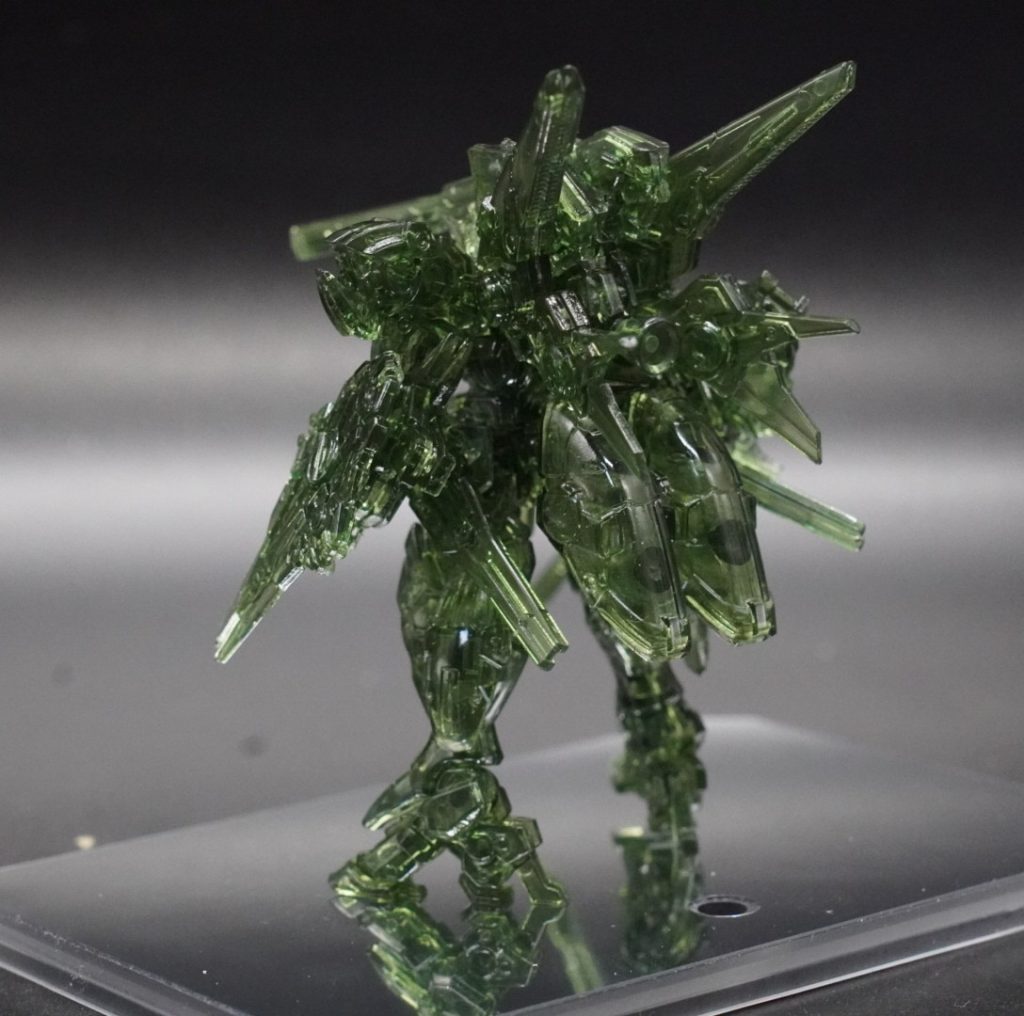 パーツ単体は綺麗ですが、アーティファクトは複数のパーツが組み合わさっている模型なので、その部分は色が濃くなる。表面は光沢にはなりますが、ABSはPSに比べると、透明度は低いので、磨いても、そこまで透明度は高くは、ならないですね(^_^;)&nbsp;